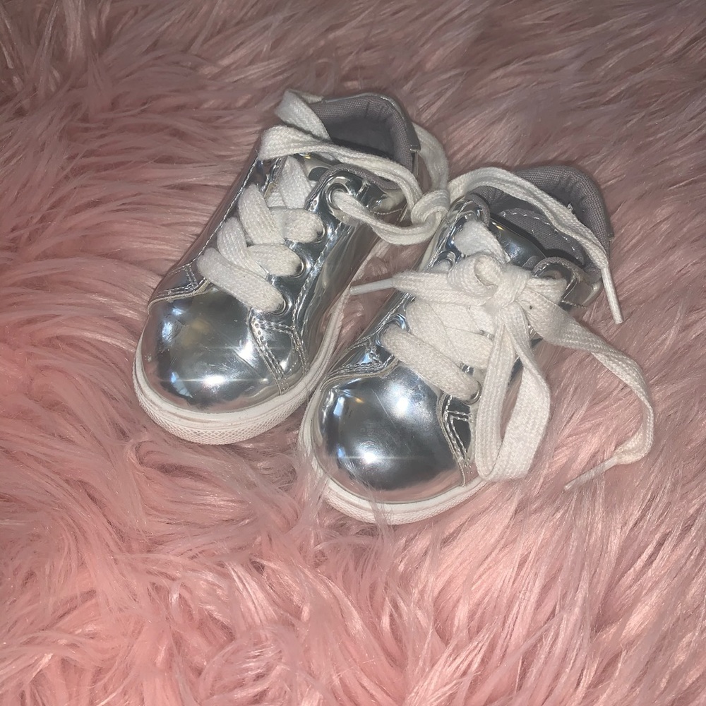 GUC metallic Silver Toddler shoes Size 6